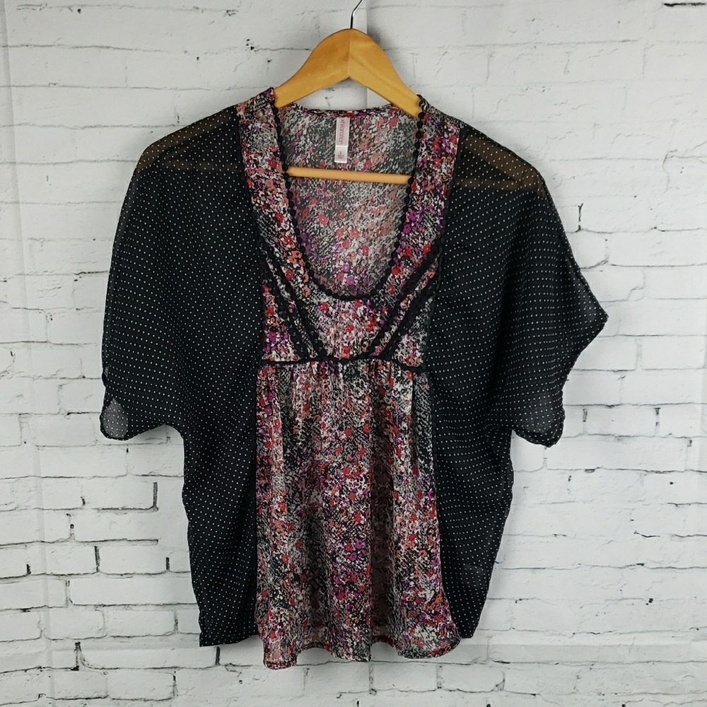 XHILIRATION PINK FLORAL & BLACK WITH WHITE POLKA DOT SHORT SLEEVE TOP SIZE SMALL